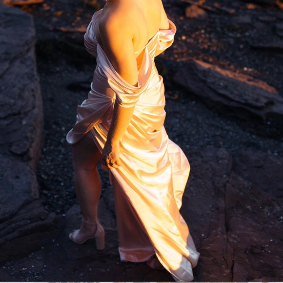 Stunning Wedding Dress - Picture 5 of 6